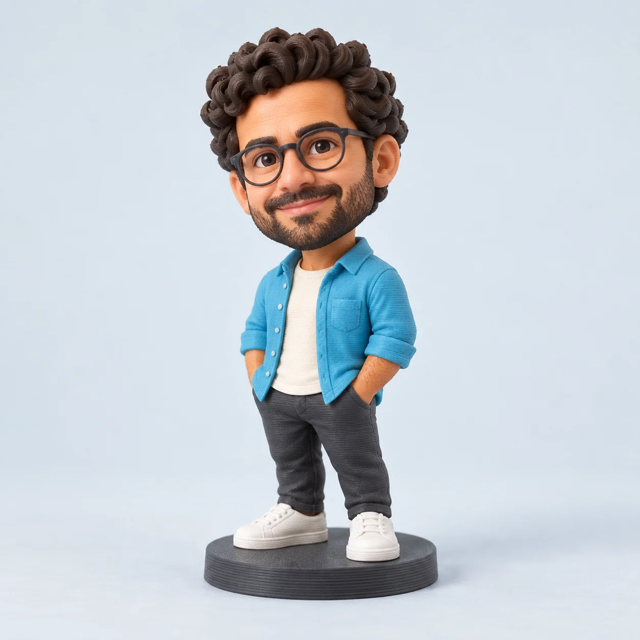 Figura chibi de escritorio de cuerpo completo sobre una base